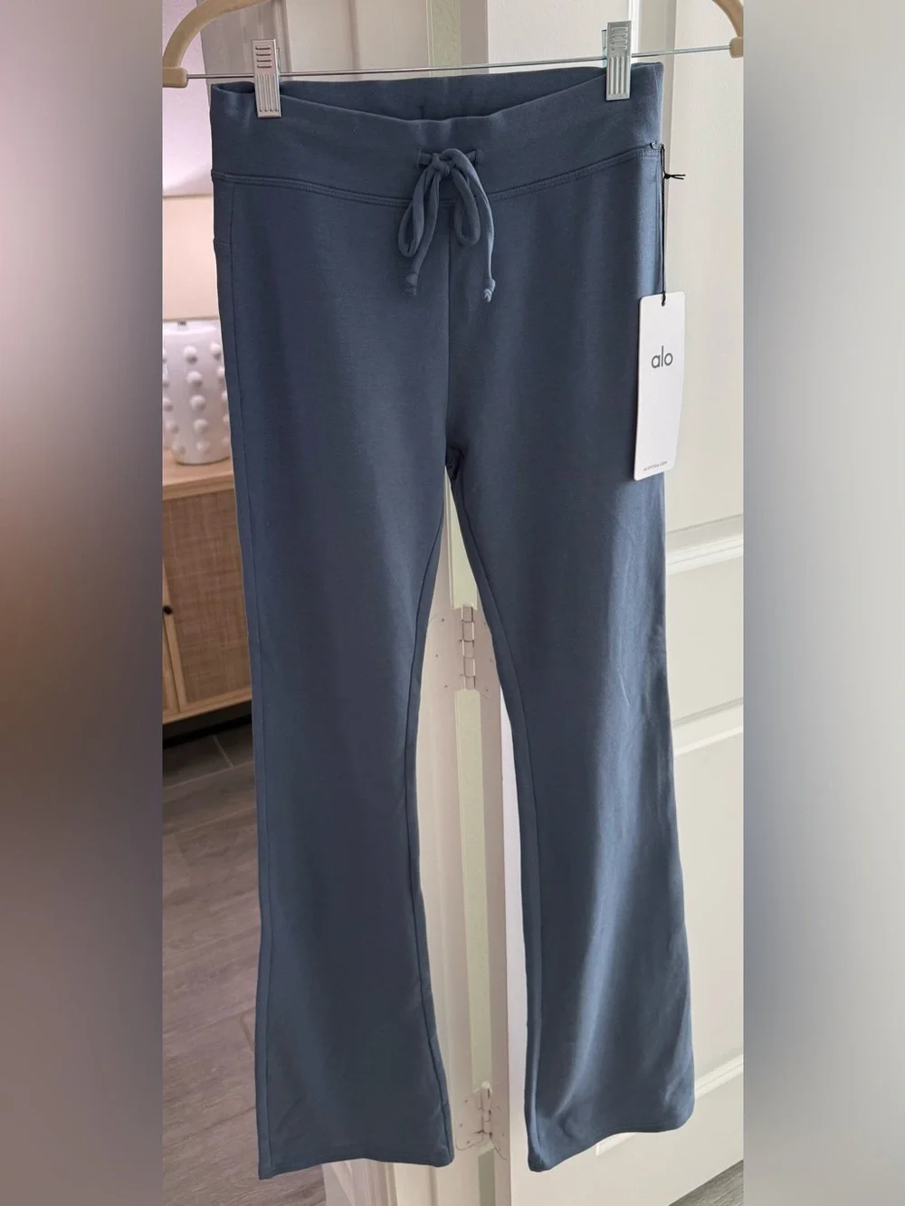 NWT Alo Drawstring Flare Sweatpants - Picture 2 of 4